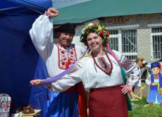 Около 60 творческих коллективов из регионов России и ближнего зарубежья выступили на этнофоруме в столице Алтайского края