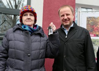 Глава Алтайского края Виктор Томенко вручил ключи от квартир в новом доме