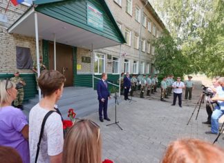 Алтайский край — регион героев. Виктор Томенко открыл мемориальную доску герою СВО