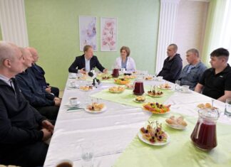Губернатор Алтайского края Виктор Томенко накануне Дня защитника Отечества поздравил ветеранов, находящихся на реабилитации в краевом госпитале