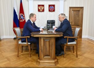 Губернатор Виктор Томенко и заместитель министра социальной защиты Алтайского края Никита Рыжих обсудили поддержку участников СВО в регионе