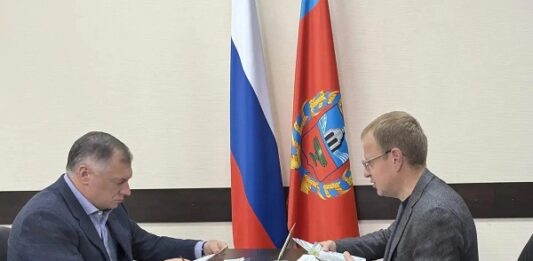 Заместитель Председателя Правительства России Марат Хуснуллин и Губернатор Алтайского края Виктор Томенко обсудили социально-экономическое развитие региона